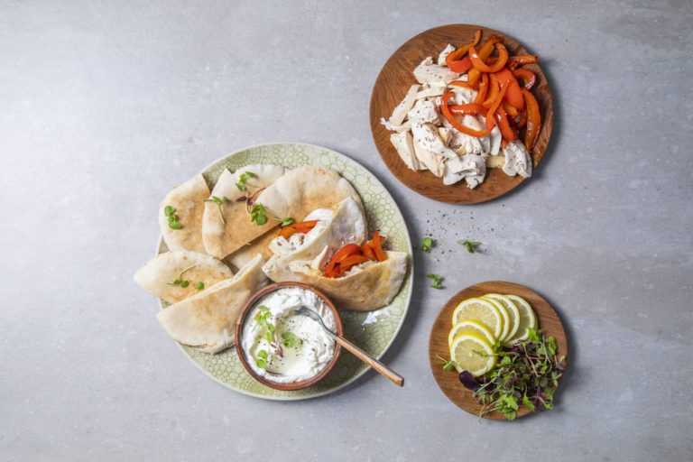 CHICKEN PITA BREADS WITH PEPPERS & A FETAYOGHURT DIP Astral Chicken